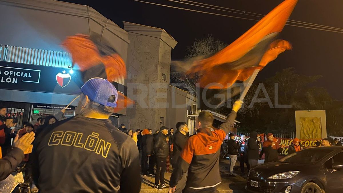 Un importante grupo de hinchas sabaleros se concentraron en inmediaciones del Cementerio de los Elefantes.