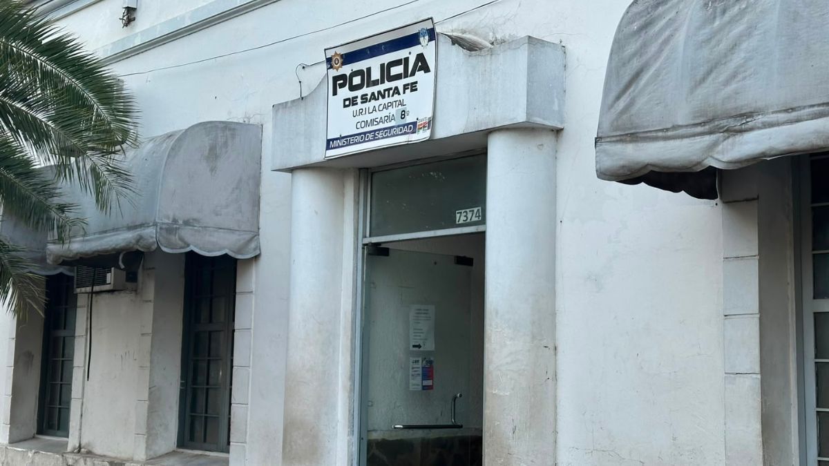 González fue trasladado a la Comisaría Octava, sin embargo en pleno recorrido fue golpeado en reiterados oportunidades. González fue trasladado a la Comisaría Octava, sin embargo en pleno recorrido fue golpeado en reiterados oportunidades.