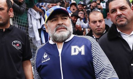 maradona saludo a los trabajadores de la salud y a su neurocirujano