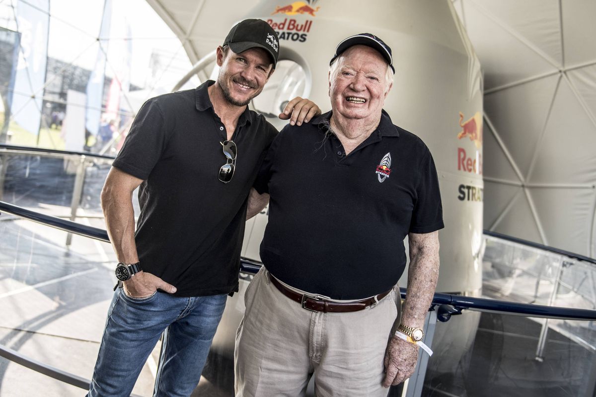 Para marcar el récord que hizo historia, Felix Baumgartner contó con el importante asesoramiento de Joseph (Joe) William Kittinger (con él en la foto), un coronel retirado de la Fuerza Aérea de los Estados Unidos quien, el 16 de agosto de 1960, saltó desde 31.333 metros (103.070 pies). Durante una caída libre de 4’36”, alcanzó una velocidad de 988 km/h (Mach 0,91) antes de abrir su paracaídas a 5500 metros de altura. Para marcar el récord que hizo historia, Felix Baumgartner contó con el importante asesoramiento de Joseph (Joe) William Kittinger (con él en la foto), un coronel retirado de la Fuerza Aérea de los Estados Unidos quien, el 16 de agosto de 1960, saltó desde 31.333 metros (103.070 pies). Durante una caída libre de 4’36”, alcanzó una velocidad de 988 km/h (Mach 0,91) antes de abrir su paracaídas a 5500 metros de altura.