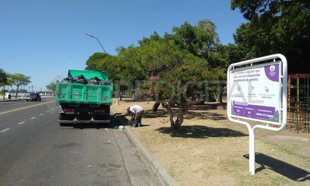 Desde las primeras horas de la mañana, se trabaja en el barrido manual y la recolección de residuos en la zona de las costaneras, la Recoleta y las avenidas más transitadas. Desde las primeras horas de la mañana, se trabaja en el barrido manual y la recolección de residuos en la zona de las costaneras, la Recoleta y las avenidas más transitadas.