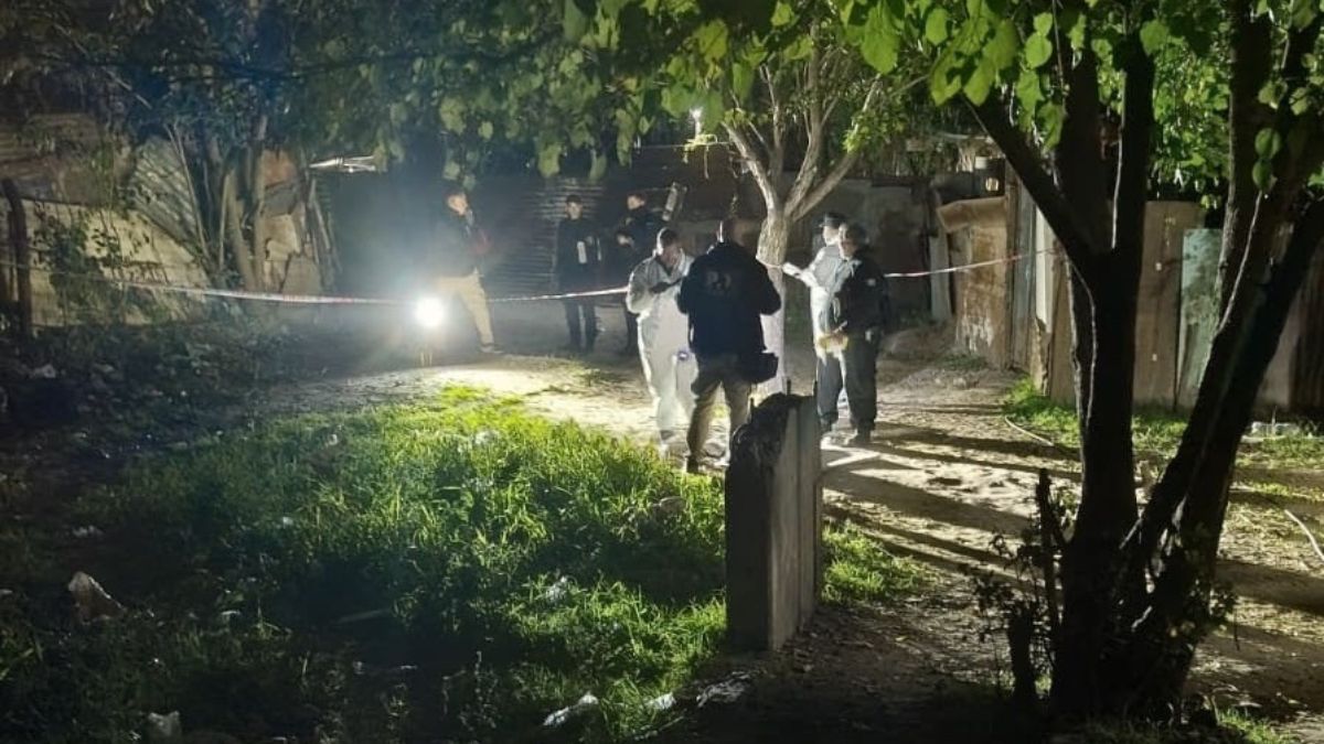 La víctima recibió seis disparos en un pasillo de viviendas de Villa Gobernador Gálvez. La víctima recibió seis disparos en un pasillo de viviendas de Villa Gobernador Gálvez.