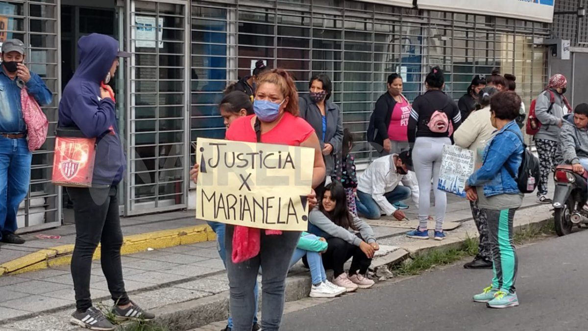 Manifestación de los familiares de la joven asesinada en Villa del Parque