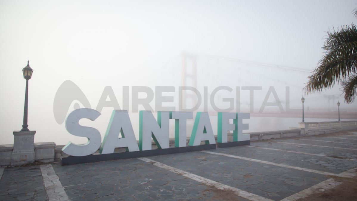 Las letras de Santa Fe con un Puente Colgante de fondo que apenas se ve nítido por la niebla.
