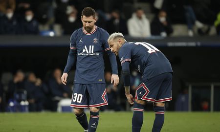Lionel Messi y Neymar fueron abucheados por la hinchada del Paris Saint-Germain luego de la eliminación ante Real Madrid en la Champions League. Lionel Messi y Neymar fueron abucheados por la hinchada del Paris Saint-Germain luego de la eliminación ante Real Madrid en la Champions League.