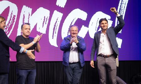 El gobernador Pullaro celebra en el búnker de Unidos junto al senador Felipe Michlig, quien se impuso en el departamento San Cristóbal. El gobernador Pullaro celebra en el búnker de Unidos junto al senador Felipe Michlig, quien se impuso en el departamento San Cristóbal.