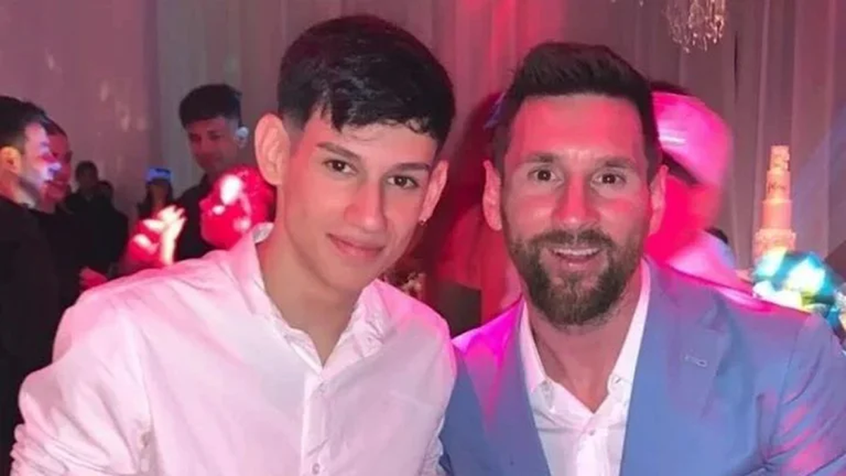 Leo Messi se tomó algunas selfies con participantes de la fiesta de 15 de su sobrina Mora (Captura Instagram)