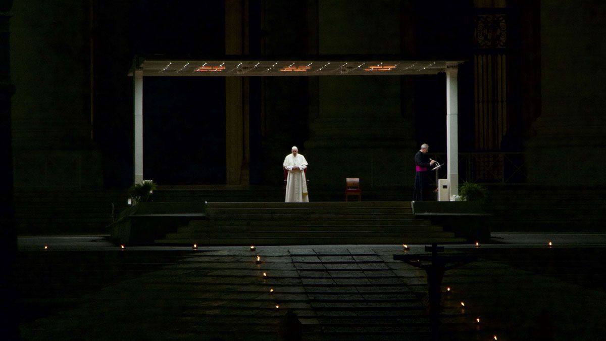 Francisco encabezó un inédito Via Crucis en una Plaza San Pedro vaciada por el coronavirus