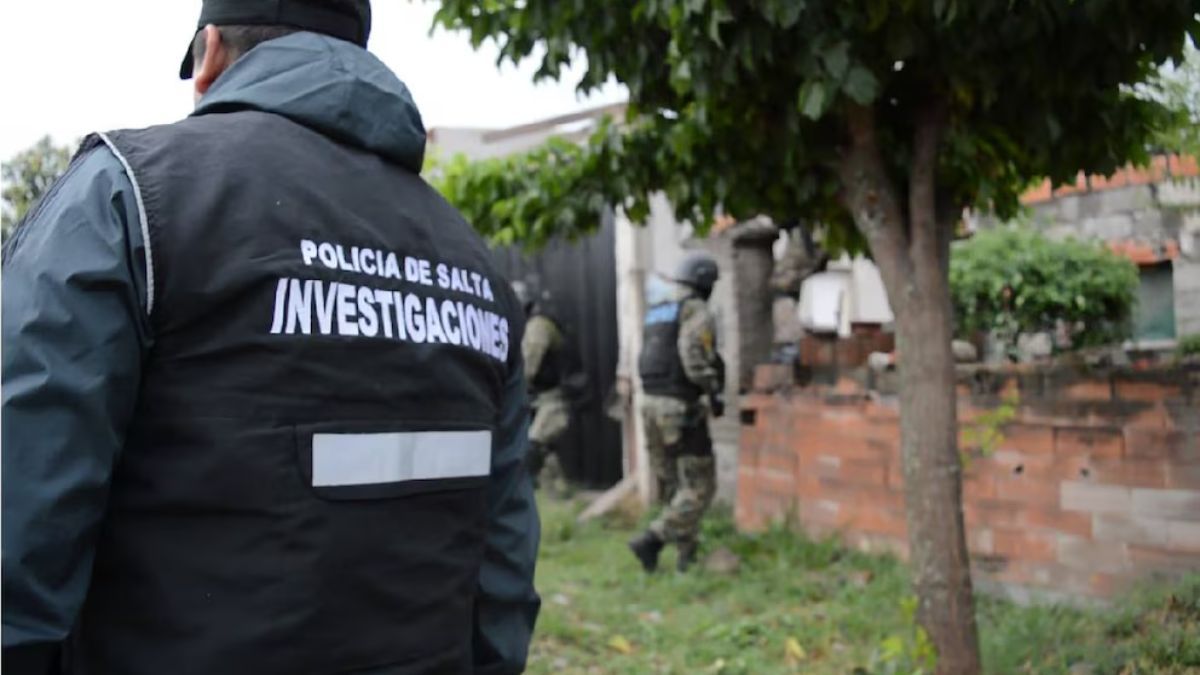 Investigadores de Salta recolectan evidencia en la vivienda donde los menores presenciaron el ataque con un arma blanca. Investigadores de Salta recolectan evidencia en la vivienda donde los menores presenciaron el ataque con un arma blanca.