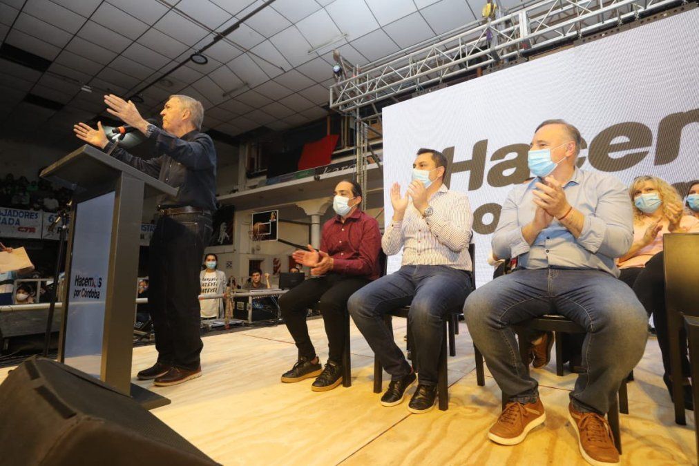 El gobernador Juan Schiaretti intenta recuperar con su esposa, Alejandra Vigo, la banca que hoy ocupa el kirchnerismo en el Senado.