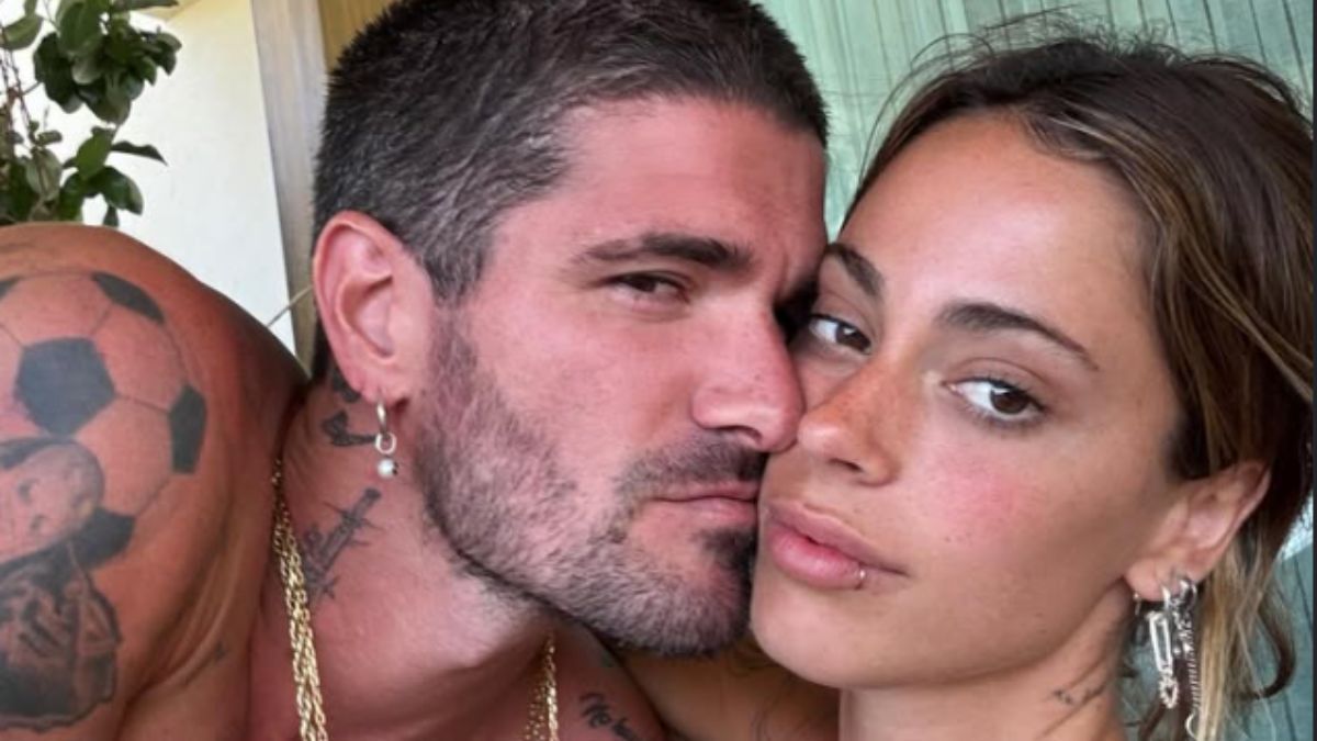 El futbolista compartió fotos de sus últimas vacaciones para ilustrar el mensaje de amor hacia su novia.