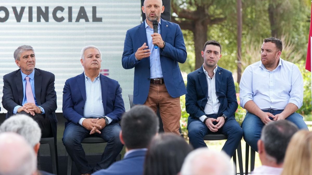 Los ministros de Gobierno e Innovación Pública, Fabián Bastia, de Desarrollo Productivo, Gustavo Puccini, y de Economía, Pablo Olivares, entregaron esta semana la escritura. Los ministros de Gobierno e Innovación Pública, Fabián Bastia, de Desarrollo Productivo, Gustavo Puccini, y de Economía, Pablo Olivares, entregaron esta semana la escritura.
