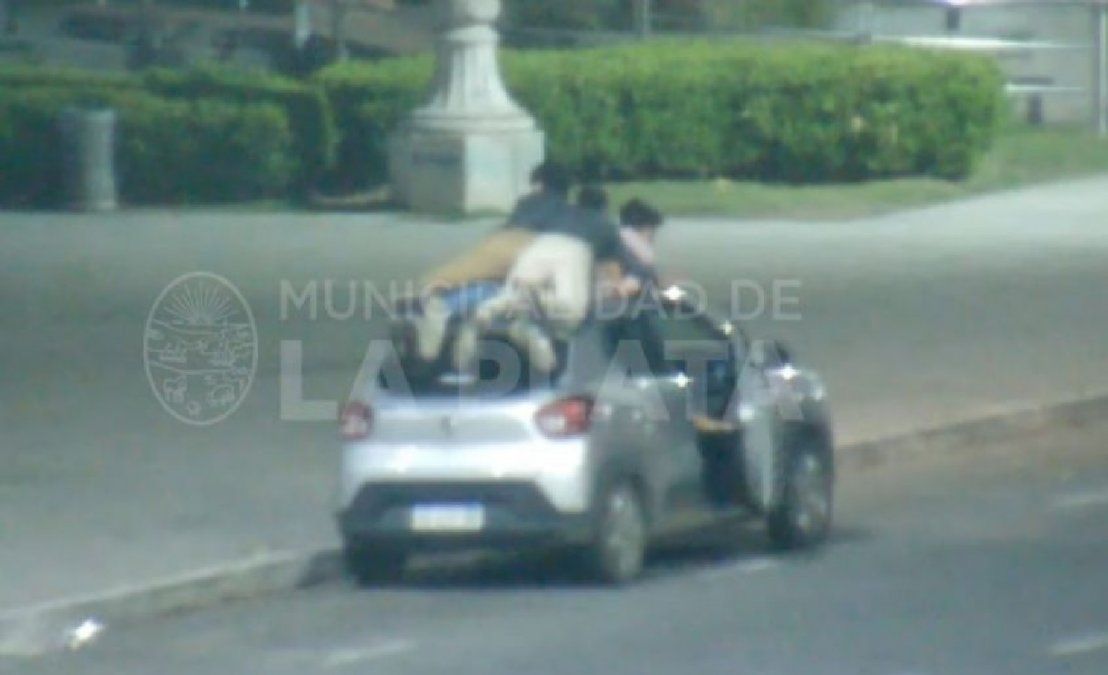Video: llevó a sus amigos en el techo del auto y recibió un castigo durísimo