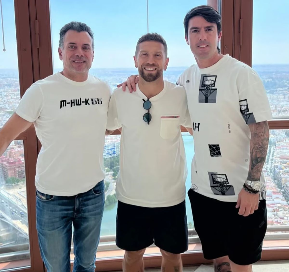 Mauro Formica junto al Papu Gómez. Mauro Formica junto al Papu Gómez.