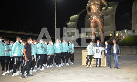 En Río de Janeiro, Brasil, pondrán una estatua de Maradona frente al edificio del consulado argentino. En Río de Janeiro, Brasil, pondrán una estatua de Maradona frente al edificio del consulado argentino.