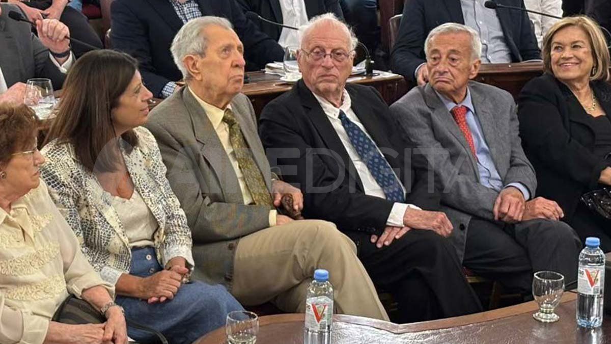 La primera de las Resoluciones que dan lugar al acto, dispone convocar a la realización de un homenaje al ex gobernador Víctor Félix Reviglio, en reconocimiento a su trayectoria política y gremial. La primera de las Resoluciones que dan lugar al acto, dispone convocar a la realización de un homenaje al ex gobernador Víctor Félix Reviglio, en reconocimiento a su trayectoria política y gremial.