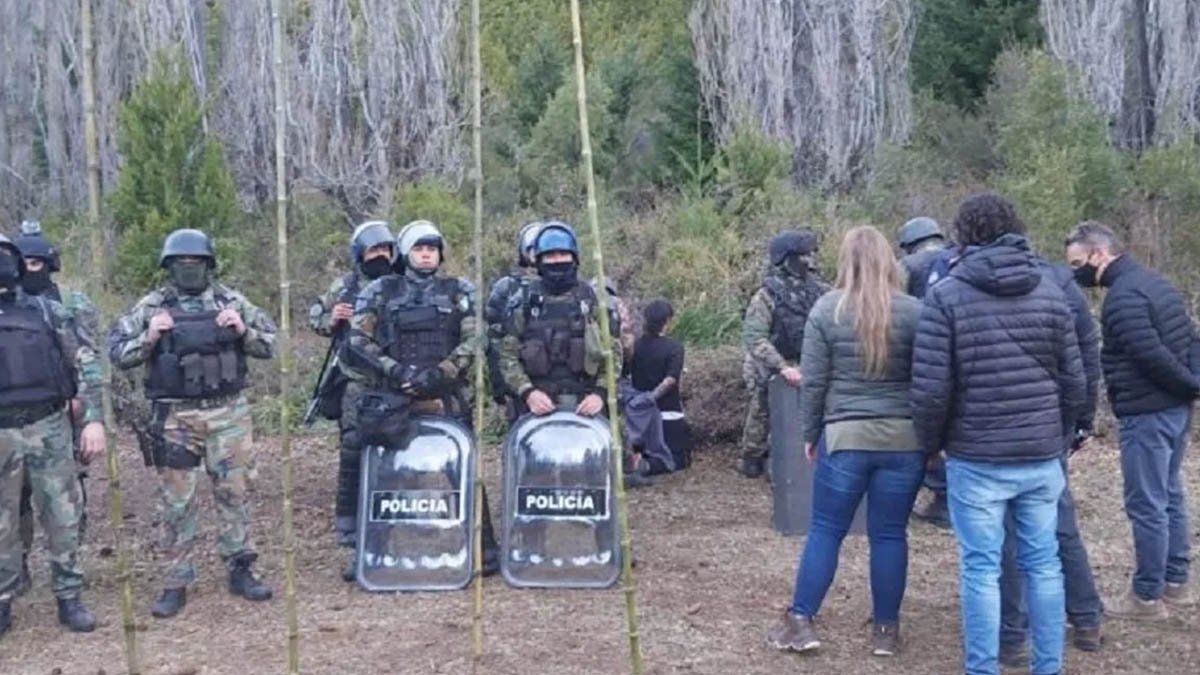 El ataque ocurrió en un paraje cercano a El Bolsón cuando dos hombres armados, vestidos de civil, ingresaron al predio de Cuesta del Ternero, donde está asentada la comunidad Quemquemtrew.