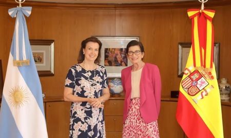 Mondino junto a la embajadora de España, María Jesús Alonso Jiménez, quién tras la crisis diplomática fue retirada de manera definitiva. Mondino junto a la embajadora de España, María Jesús Alonso Jiménez, quién tras la crisis diplomática fue retirada de manera definitiva.
