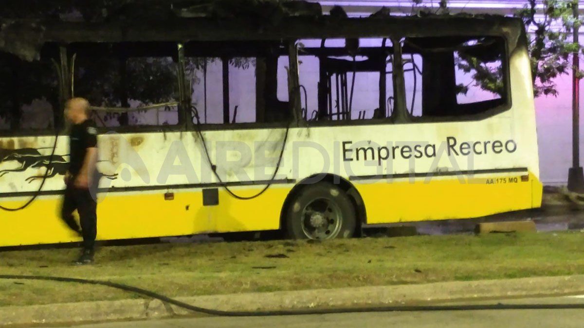 Según se informó desde el Ministerio de Seguridad, alcanzaron a bajar todos los pasajeros que iban en el colectivo, por lo que no hay personas heridas.