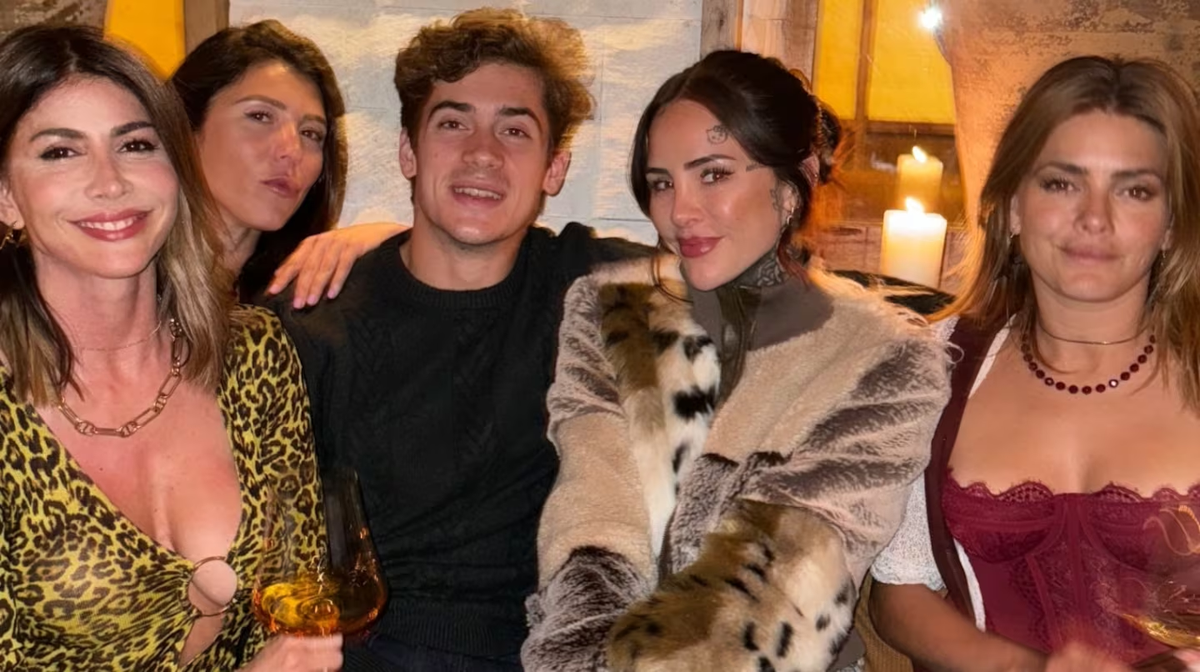 Franco Colapinto cenó en una parrilla argentina en Madrid y se sacó fotos con figuras del espectáculo. Franco Colapinto cenó en una parrilla argentina en Madrid y se sacó fotos con figuras del espectáculo.