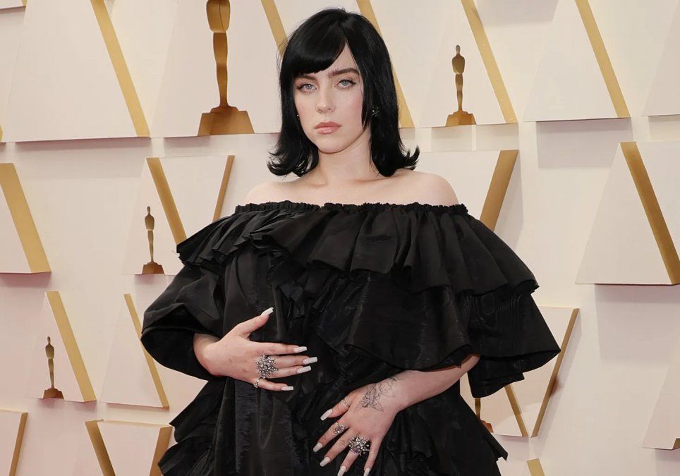 Billie Eilish se convirtio en la primera centennial en ganar un premio Oscar