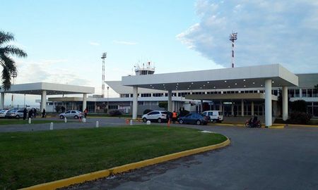 El Aeropuerto Sauce Viejo recibió hoy el primer vuelo de carga desde San Pablo. El Aeropuerto Sauce Viejo recibió hoy el primer vuelo de carga desde San Pablo.