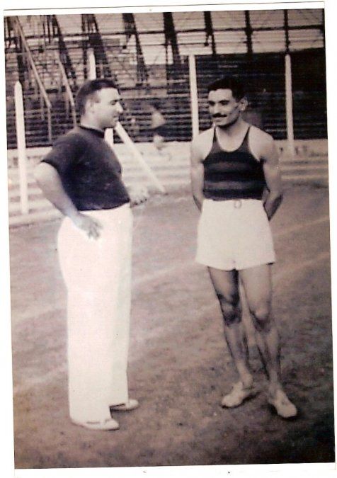 Uno de los mejores entrenadores de nuestra historia, el profesor Francisco Mura, quien estaba a cargo del equipo del Club Atlético San Lorenzo de Almagro (junto a Cabrera en la foto), lo vio correr en Rosario y le ofreció entrenarlo en Buenos Aires –donde sería federado por el Ciclón–, lo que el joven santafesino, que por entonces tenía 18 años, aceptó.