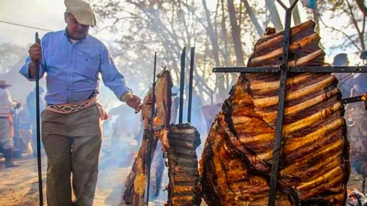 Los mejores asadores compiten frente a un público que celebra la tradición pampeana. Los mejores asadores compiten frente a un público que celebra la tradición pampeana.
