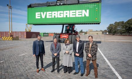La ministra Silvina Frana y el presidente del Ente Administrador del Puerto de Santa Fe Carlos Arese recibieron al secretario de Transporte de la Nación, Diego Giuliano y al vicepresidente de Belgrano Cargas, Martín Gainza. La ministra Silvina Frana y el presidente del Ente Administrador del Puerto de Santa Fe Carlos Arese recibieron al secretario de Transporte de la Nación, Diego Giuliano y al vicepresidente de Belgrano Cargas, Martín Gainza.