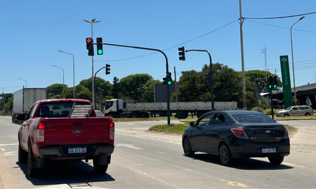 La Municipalidad de Sauce Viejo anunció que el sistema semafórico sobre la Ruta Nacional 11 en el enlace que conecta el Parque Industrial con el Aeropuerto será intermitente durante las horas más transitadas del sábado y del domingo. La Municipalidad de Sauce Viejo anunció que el sistema semafórico sobre la Ruta Nacional 11 en el enlace que conecta el Parque Industrial con el Aeropuerto será intermitente durante las horas más transitadas del sábado y del domingo.