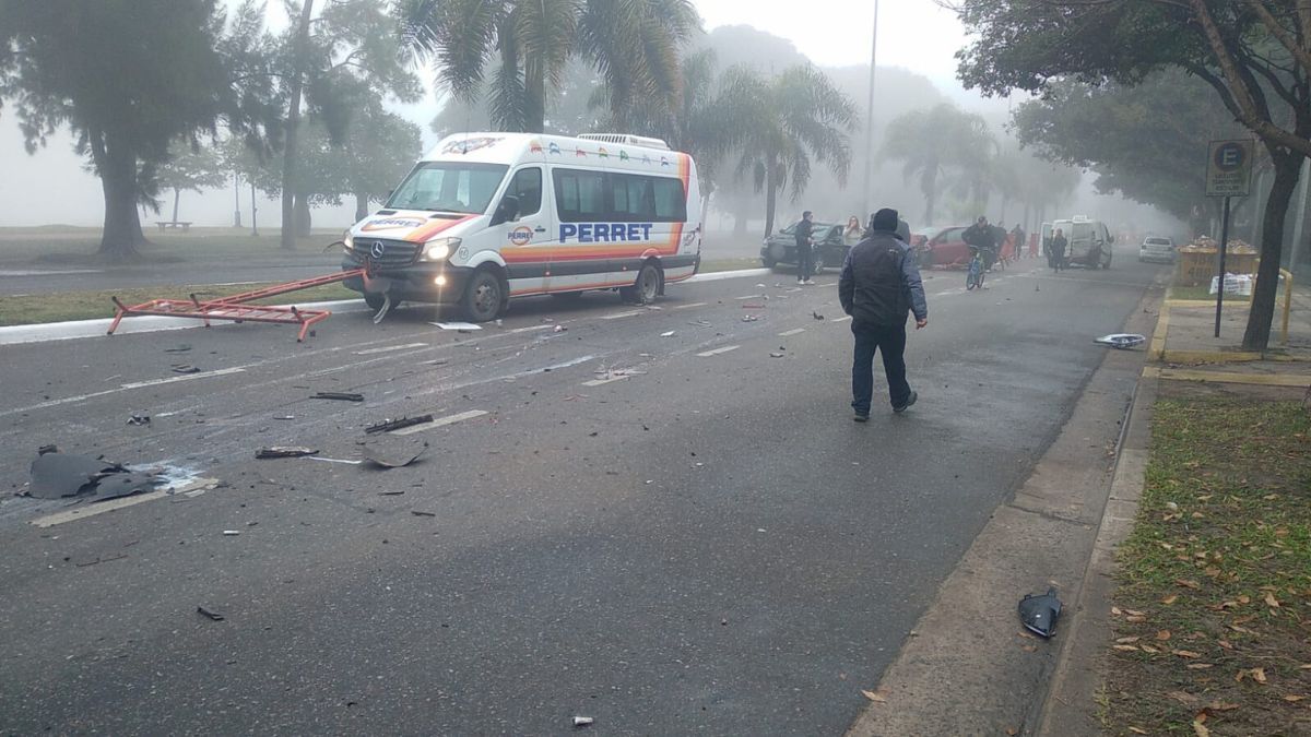 Cuatro vehículos protagonizaron un impactante accidente de tránsito en la Costanera de Santa Fe. 