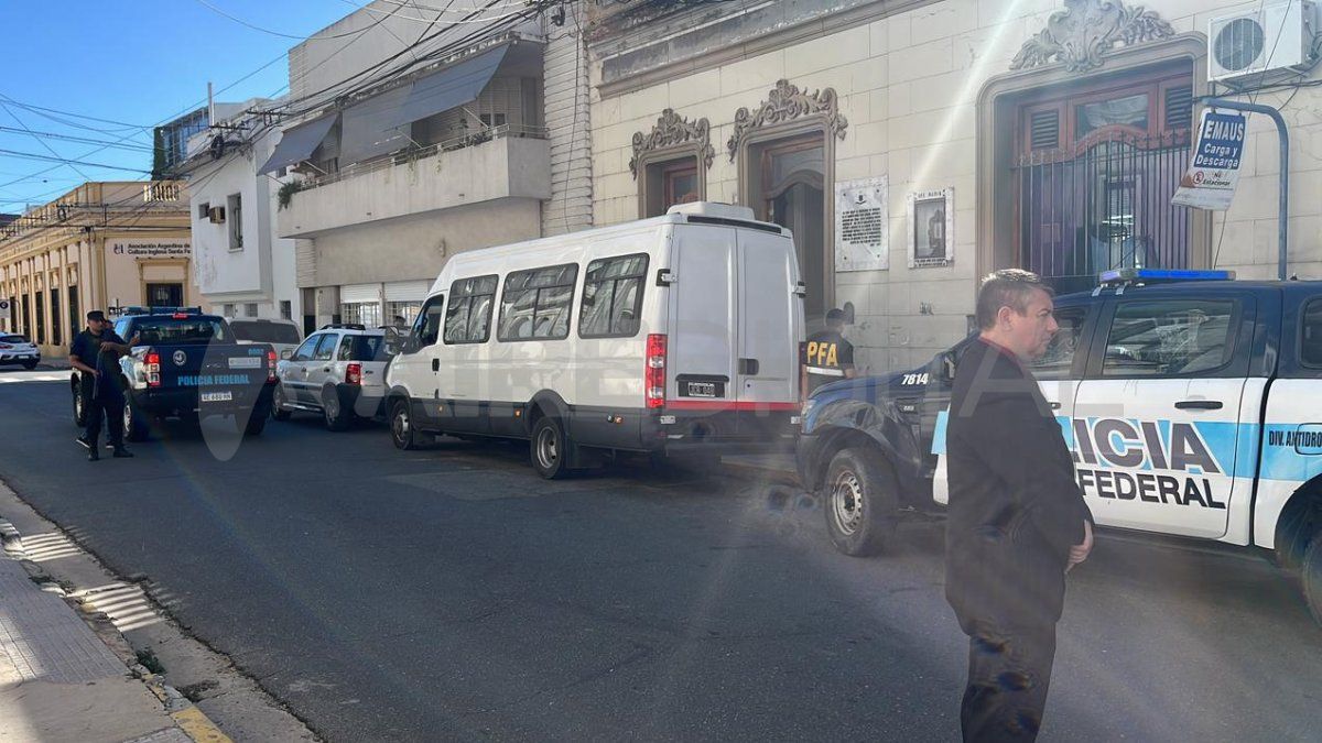 El traslado de los detenidos se hizo bajo un fuerte despliegue policial El traslado de los detenidos se hizo bajo un fuerte despliegue policial