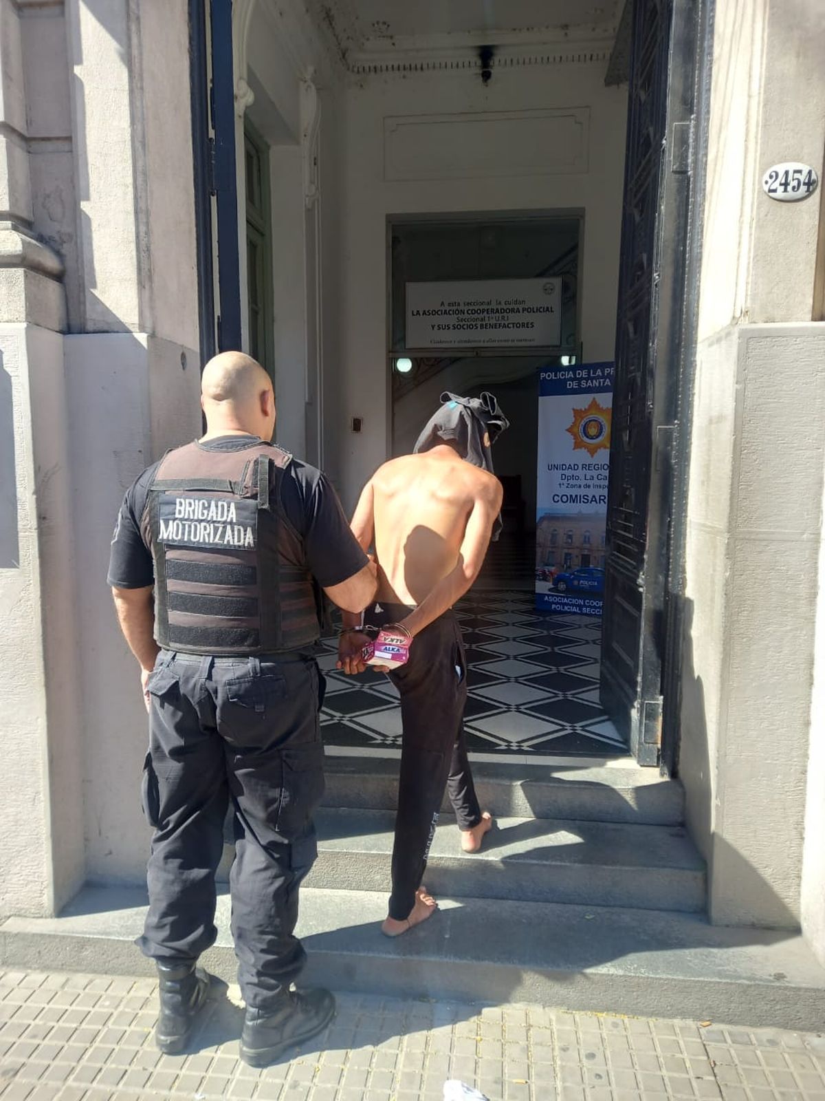 Un vendedor de caramelos le robó el celular a una joven en la parada de colectivos.