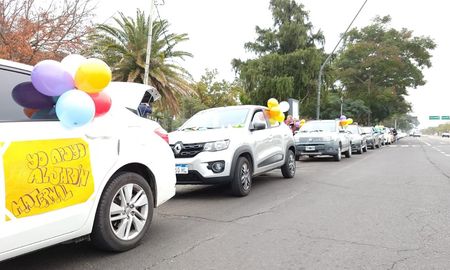 Desde temprano, decenas de autos se concentraron en la Costanera para dirigirse hacia la Casa de Gobierno. Reclaman la apertura de los jardines maternales. Desde temprano, decenas de autos se concentraron en la Costanera para dirigirse hacia la Casa de Gobierno. Reclaman la apertura de los jardines maternales.