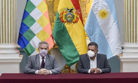 Felipe Solá recibió una medalla por denunciar el golpe de estado a Evo Morales en Bolivia. Felipe Solá recibió una medalla por denunciar el golpe de estado a Evo Morales en Bolivia.
