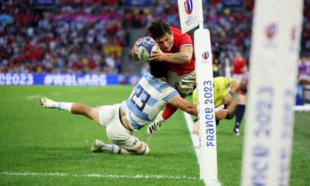El momento en el que Matías Moroni realiza el histórico tackle ante Gales. En las redes sociales lo apodaron el Dibu Martínez de Los Pumas. El momento en el que Matías Moroni realiza el histórico tackle ante Gales. En las redes sociales lo apodaron el Dibu Martínez de Los Pumas.