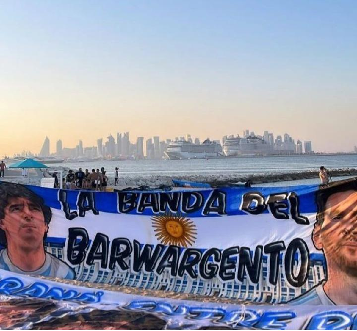Los hinchas argentinos en las playas de Doha durante el Mundial de Qatar 2022.