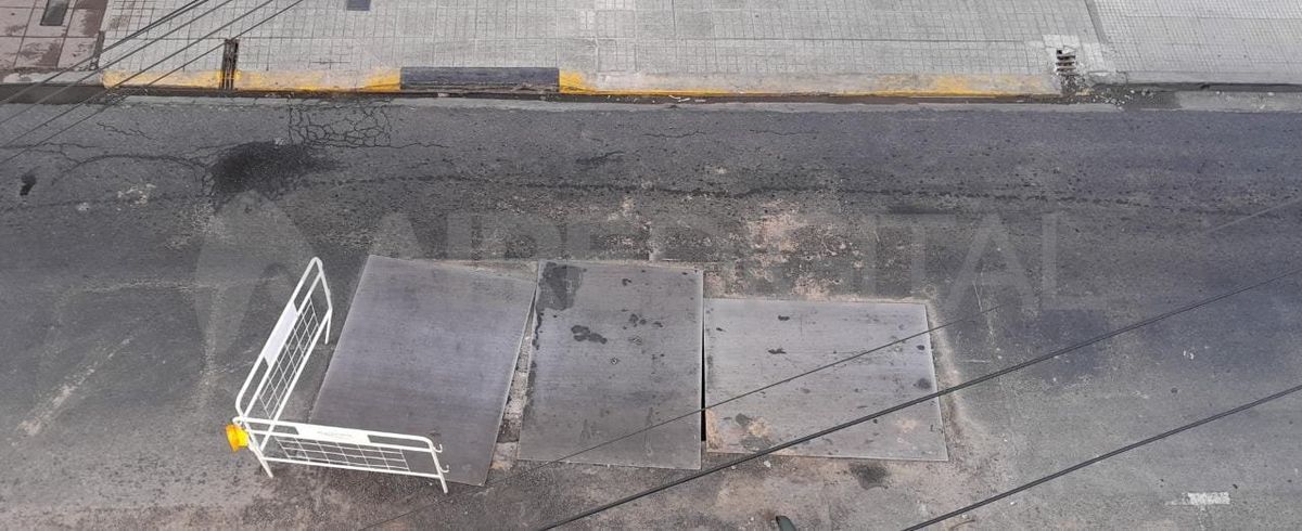 Así están las chapas que molestan a los vecinos de calle San Jerónimo al 1700.