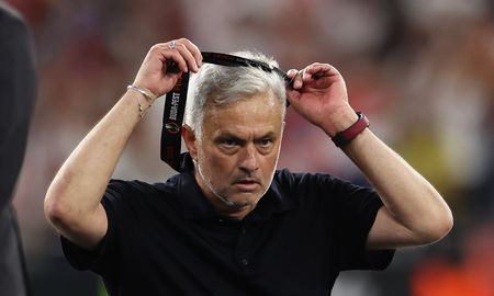Jose Mourinho tuvo un gesto curioso luego de la final de la Europa League entre Sevilla y Roma. Jose Mourinho tuvo un gesto curioso luego de la final de la Europa League entre Sevilla y Roma.