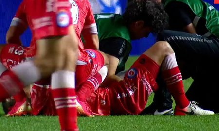 Luciano Sánchez, defensor del Bicho, sufrió una impactante lesión en la pierna izquierda luego de ir a disputar una pelota con Marcelo. Luciano Sánchez, defensor del Bicho, sufrió una impactante lesión en la pierna izquierda luego de ir a disputar una pelota con Marcelo.