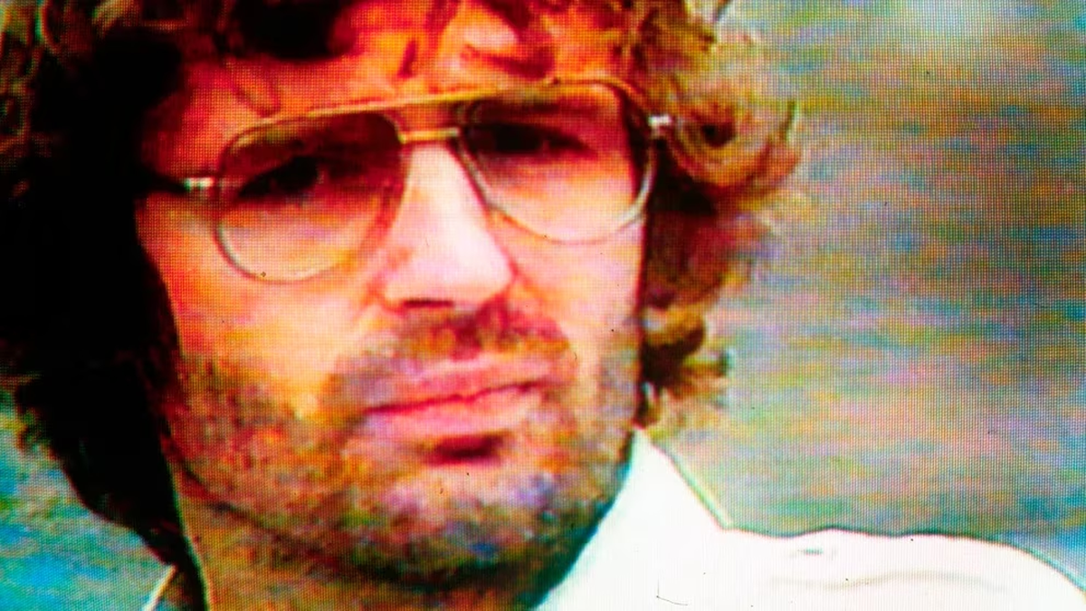 Convenció a todos de que tenía derecho sexual sobre sus mujeres. Hasta Steve Scheneider, que era su mano derecha, aceptó que su esposa Judy tuviera experiencias sexuales con él. Steve aguantó humillaciones públicas, frente al resto de los davidianos (GROSBY GROUP)