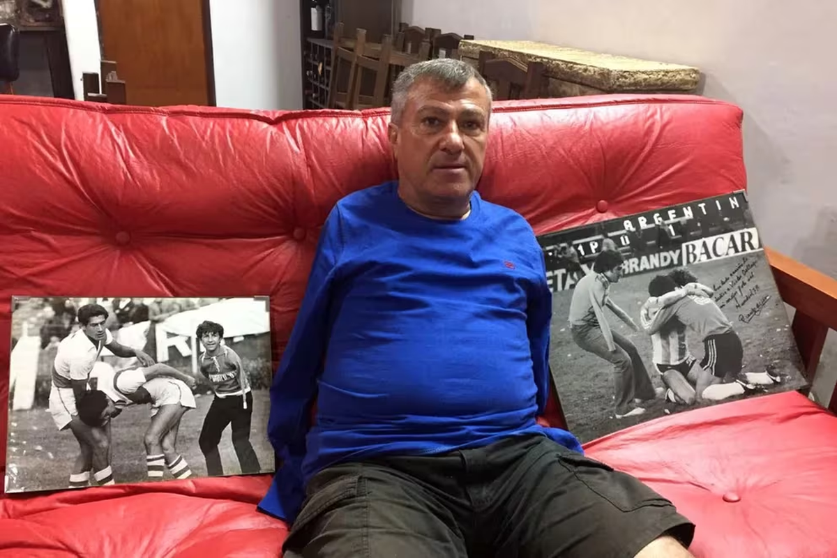 Víctor posa junto a las dos fotos que le sacó Ricardo Alfieri en la década del 70. La célebre del Mundial 78 y la de la cancha de Racing en el primer partido de Eduarda Anzarda en River. Víctor posa junto a las dos fotos que le sacó Ricardo Alfieri en la década del 70. La célebre del Mundial 78 y la de la cancha de Racing en el primer partido de Eduarda Anzarda en River.