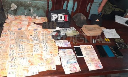 Dinero, cocaína y un arma, los elementos secuestrados por los investigadores. Dinero, cocaína y un arma, los elementos secuestrados por los investigadores.