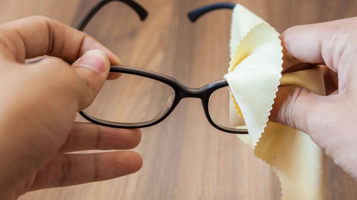 Cómo limpiar (bien) los cristales de las gafas para no acabar