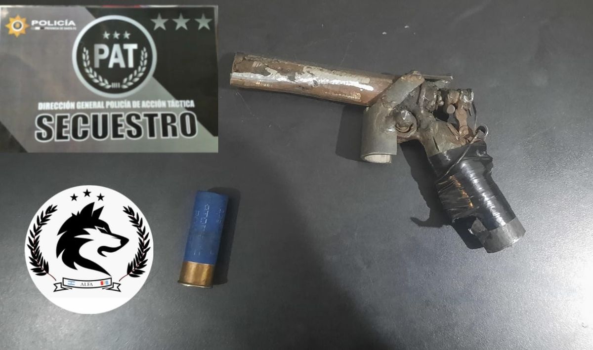 Al momento de ser detenido, el evadido de 34 años llevaba un arma de fabricación casera. Al momento de ser detenido, el evadido de 34 años llevaba un arma de fabricación casera.