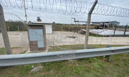 El hecho ocurrió este martes en horas del mediodía en el norte de la ciudad de Santa Fe. Se llevaron parte del alambrado y algunos metros de cable de cobre. El hecho ocurrió este martes en horas del mediodía en el norte de la ciudad de Santa Fe. Se llevaron parte del alambrado y algunos metros de cable de cobre.