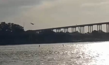 En las imágenes se puede ver como la aeronave va en dirección hacia el puente. A pocos metros de impactar con la estructura, decide pasar por debajo de ella. En las imágenes se puede ver como la aeronave va en dirección hacia el puente. A pocos metros de impactar con la estructura, decide pasar por debajo de ella.