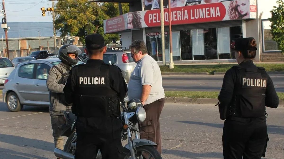 El procedimiento habitual consiste en solicitar la documentación personal de todos los ocupantes del vehículo. Además