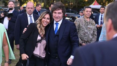 Romina Diez junto Javier Milei: