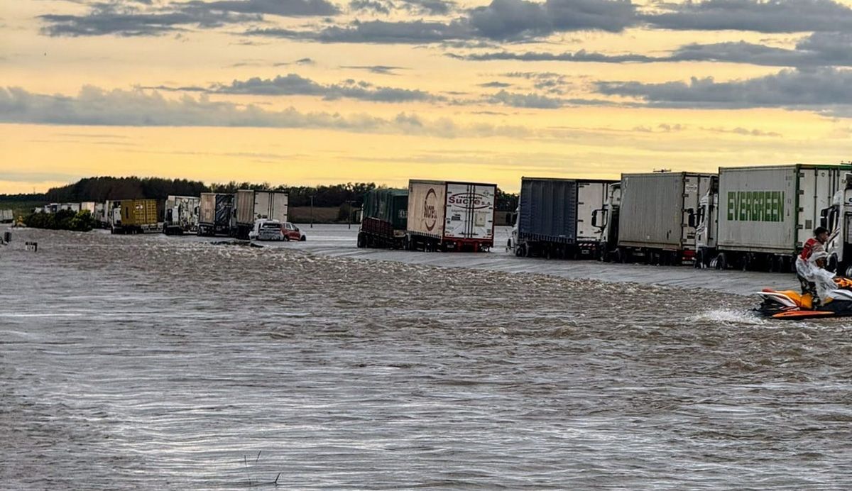 Las intensas lluvias obligaron a cortar el tránsito en la autopista Rosario-Buenos Aires. Así está la localidad de San Pedro este sábado por la tarde. Las intensas lluvias obligaron a cortar el tránsito en la autopista Rosario-Buenos Aires. Así está la localidad de San Pedro este sábado por la tarde.